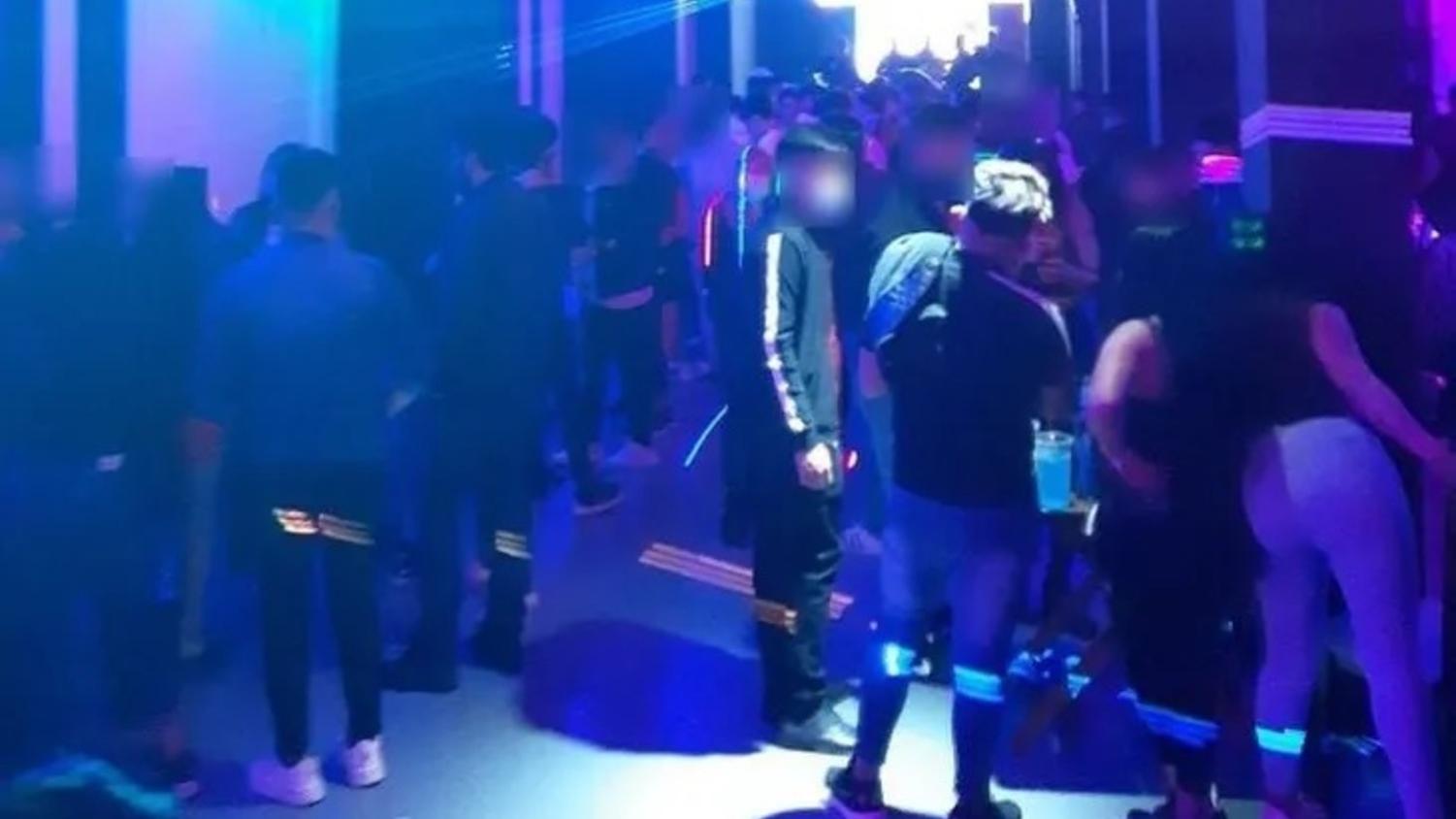 Así estaban dentro de la fiesta clandestina en el barrio porteño de Flores. (Captura video)