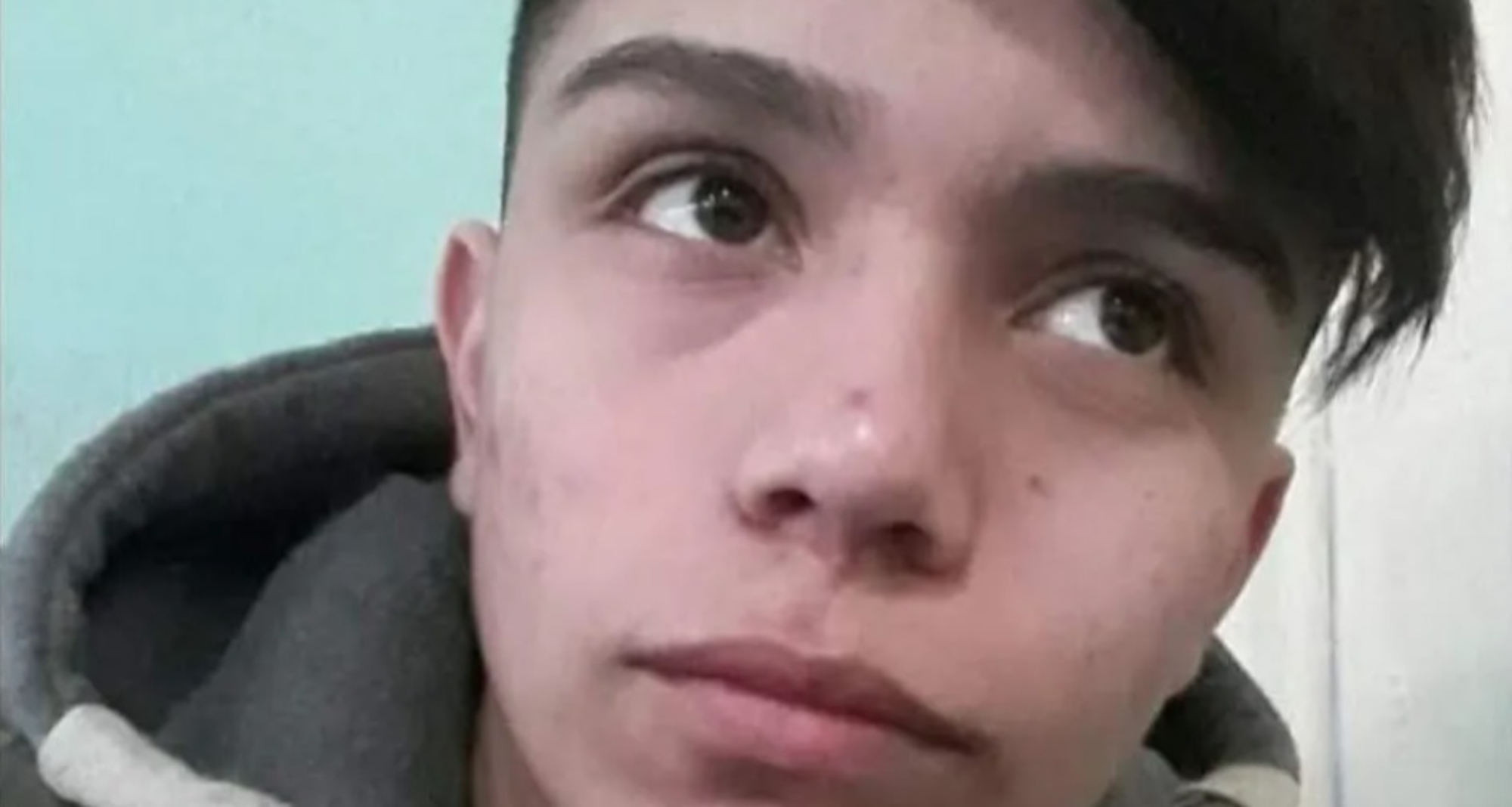 Este es Alan Ismael Rico, de 18 años, quien permanece internado en grave estado a raíz de la golpiza.