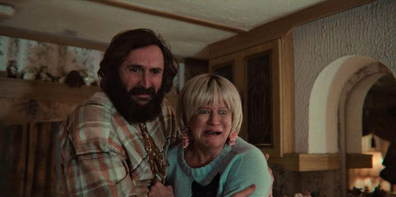 Cynthia (Lisa Palfrey) y Jeffrey (Joe Wilkinson) son los protagonistas de la traumática escena de Sex education.