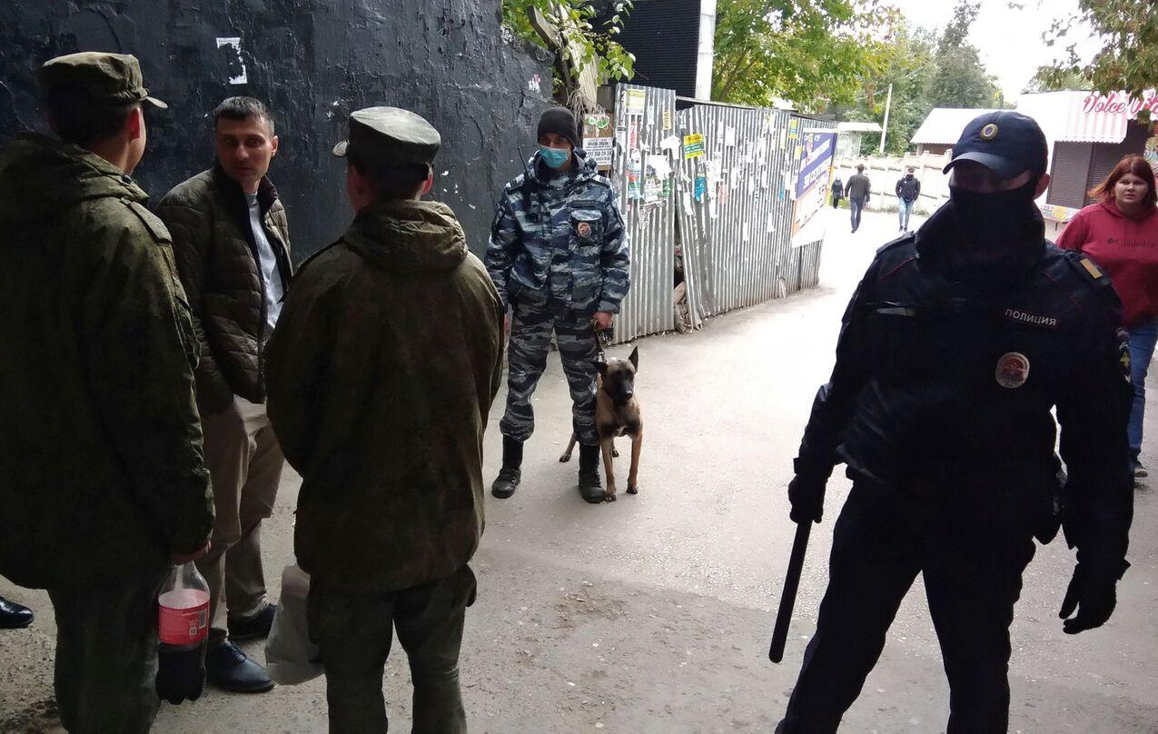 Las fueras de seguridad custodiando la Universidad de Perm (Gentileza: Reuters).