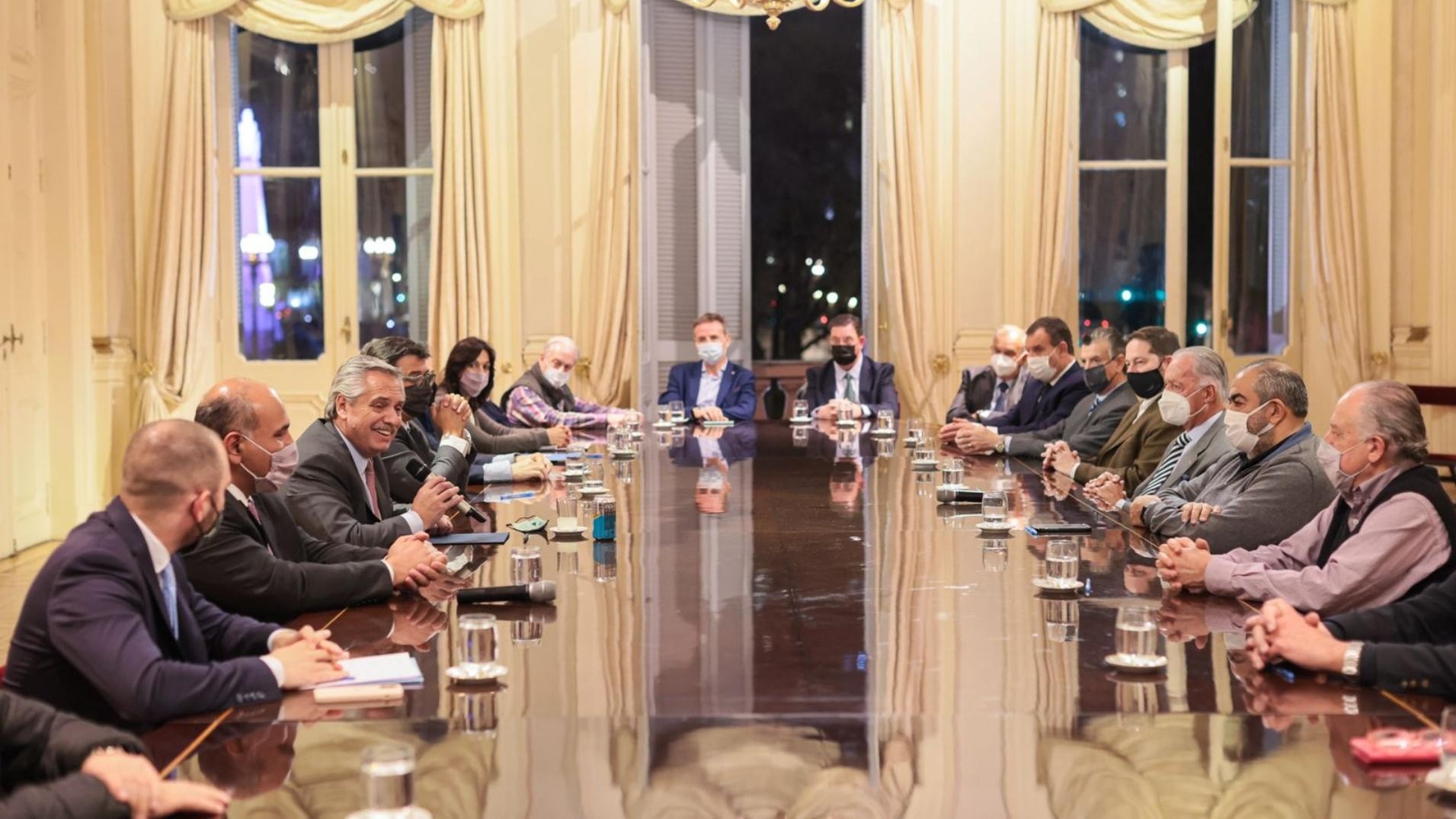 Alberto Fernández, referente del Frente de Todos, junto a líderes sindicales.