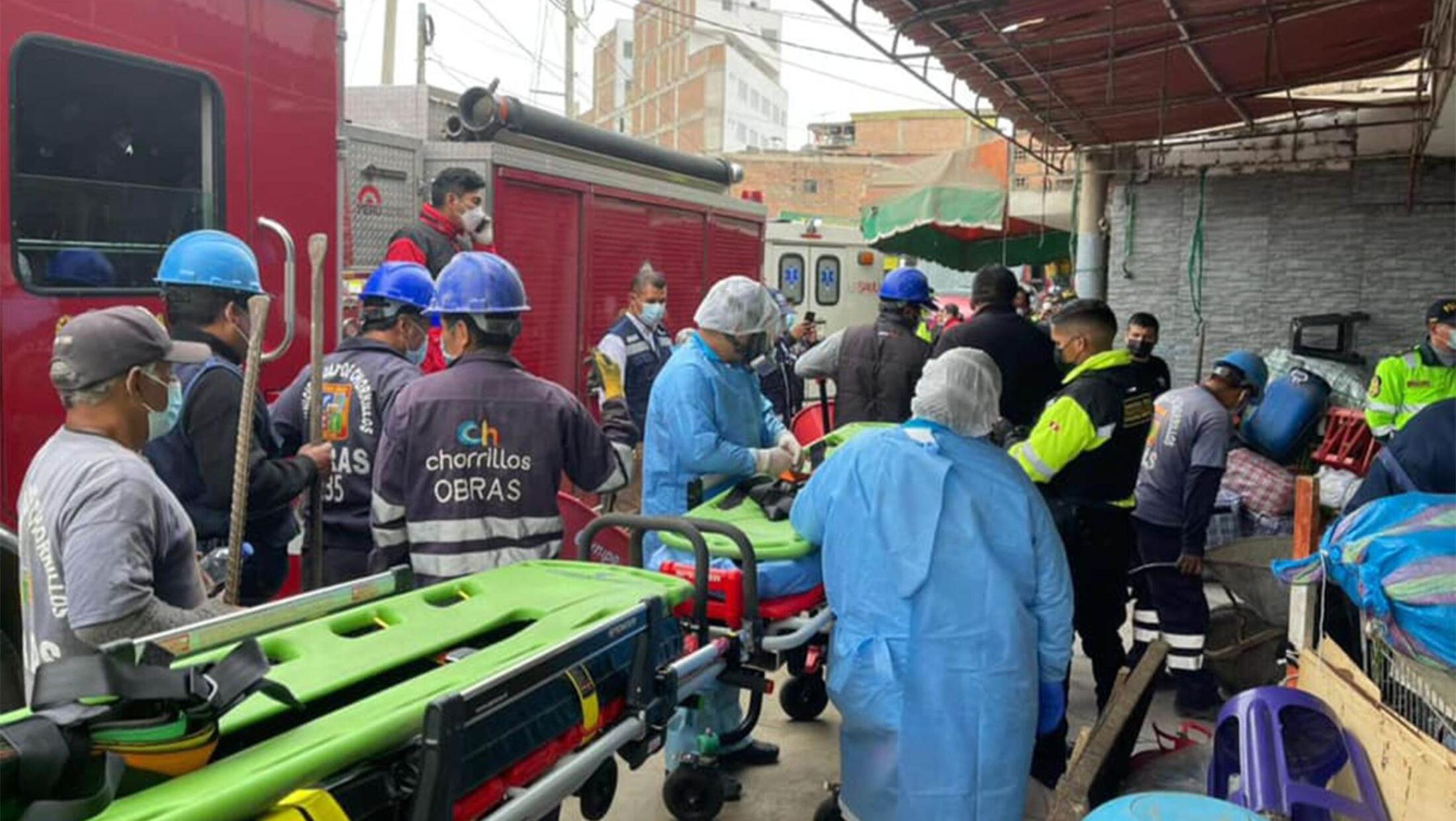 Una adulta mayor y su hija de 64 años fueron rescatadas después de varias horas tras el derrumbe del cerro en Chorrilos. (Gentileza: Limay.pe)