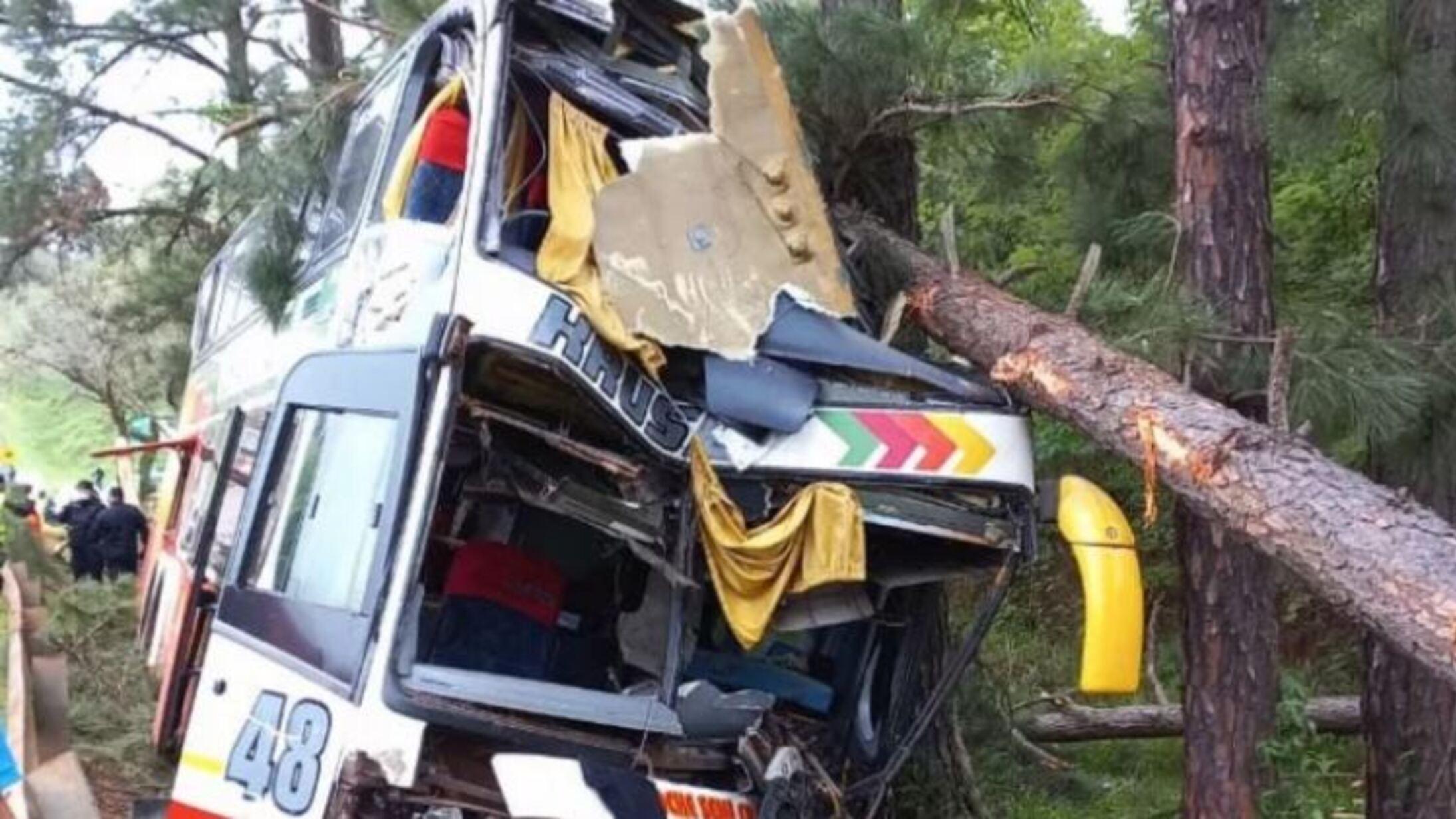 Cuatro personas quedaron atrapadas en el interior del colectivo tras el siniestro vial. (Gentileza: Misiones 4)