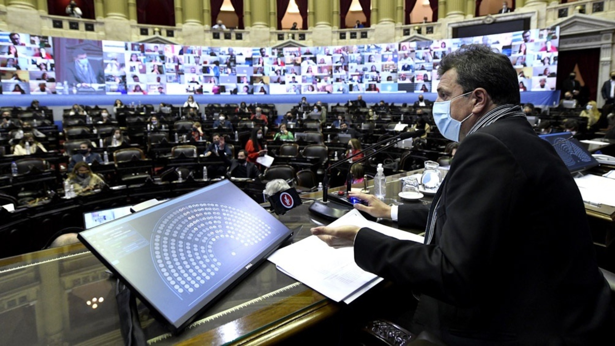 Sergio Massa, presidente de la Cámara de Diputados, durante una de las sesiones con poca gente en el recinto por la pandemia (Télam).