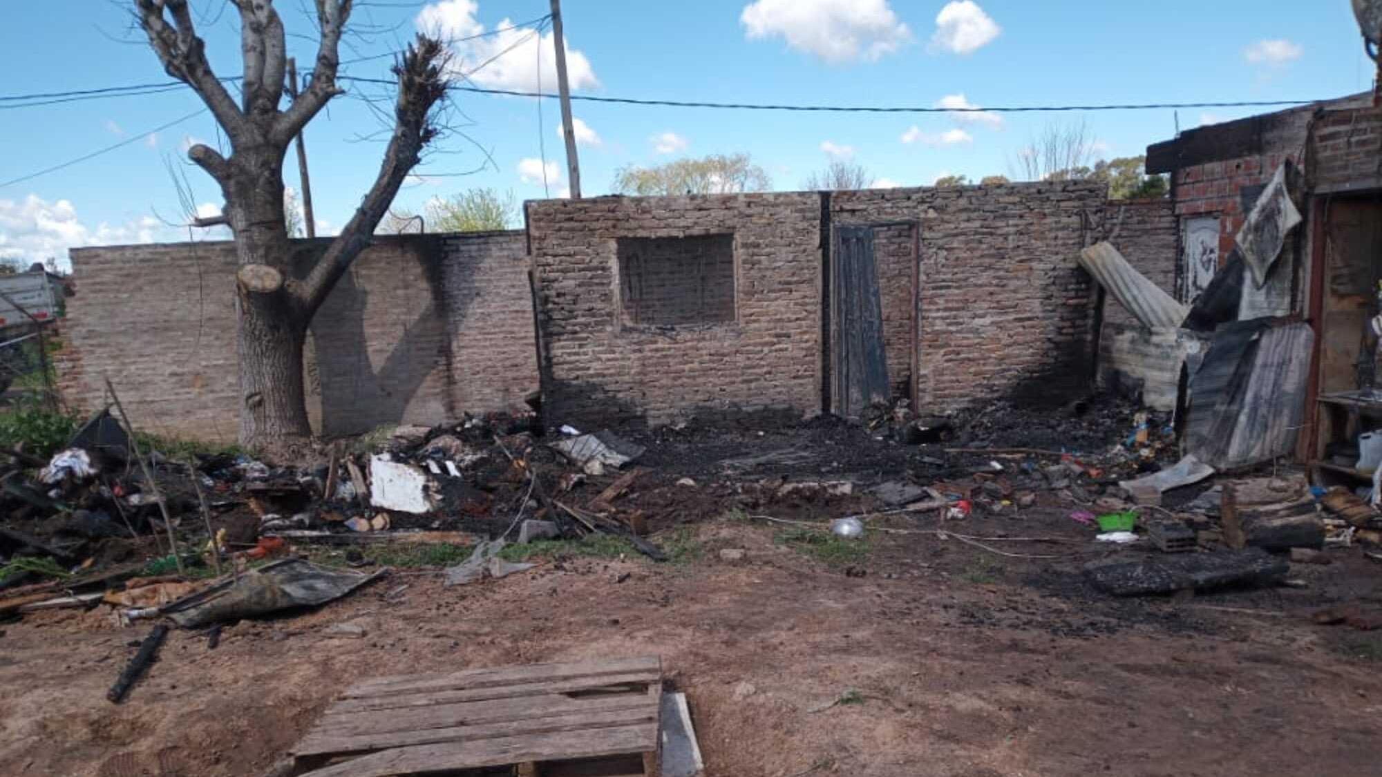 Así quedó la casilla tras el voraz incendio. 