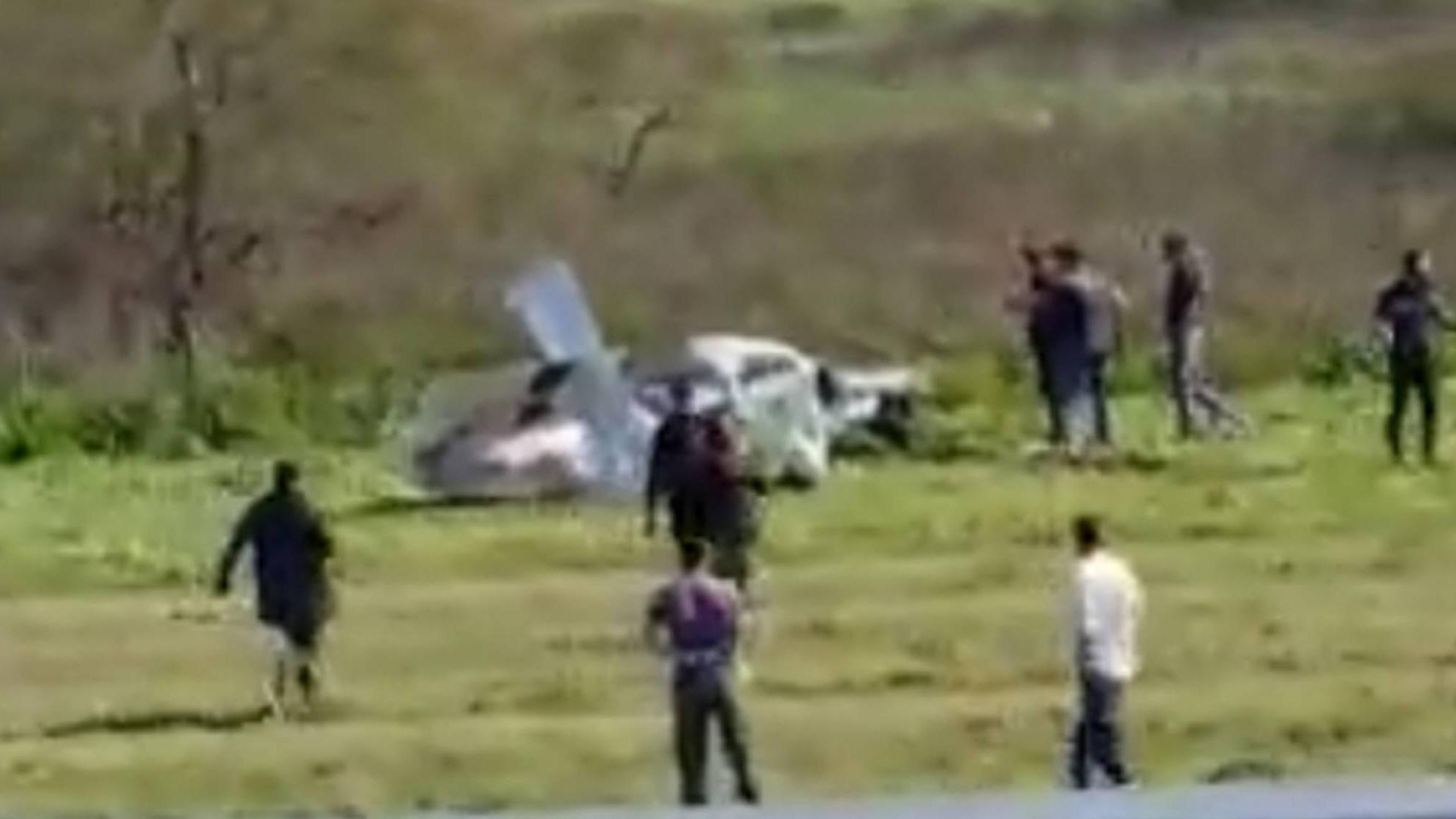 Cayó avioneta en Berazategui: dos ocupantes atrapados en su interior.