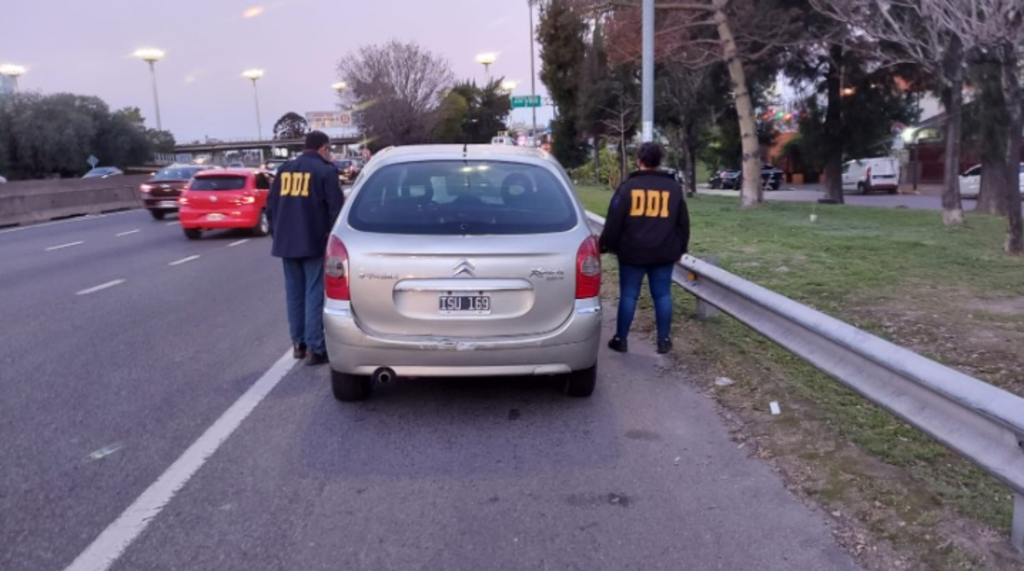 Este es el automóvil en el que viajaban los hombres que fueron capturados por los policías.