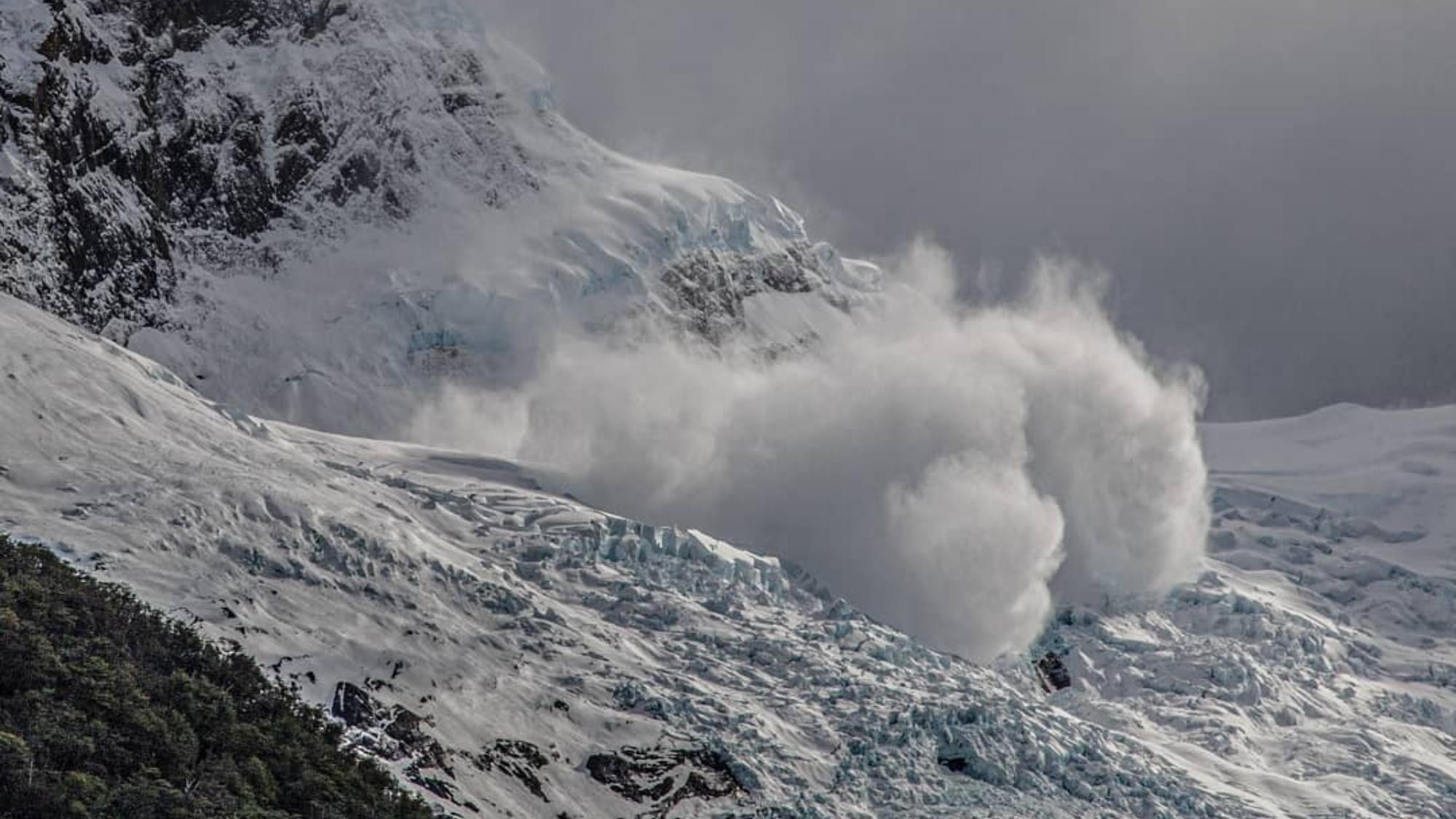 El impresionante evento natural sorprendió a un grupo de turistas que paseaban por el Lago Argentino. (Instagram: @luigi.fotografia.en.patagonia)