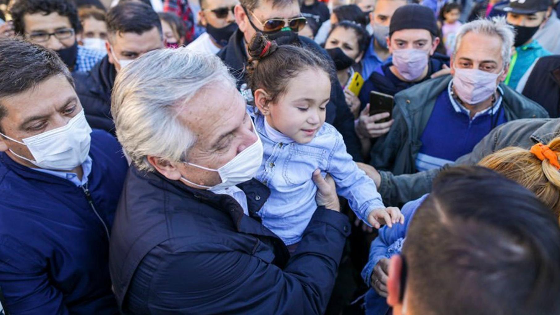 Alberto Fernández se refirió a la posibilidad de lanzar un nuevo IFE durante un recorrida por la Feria de Dock Sud (Telam).