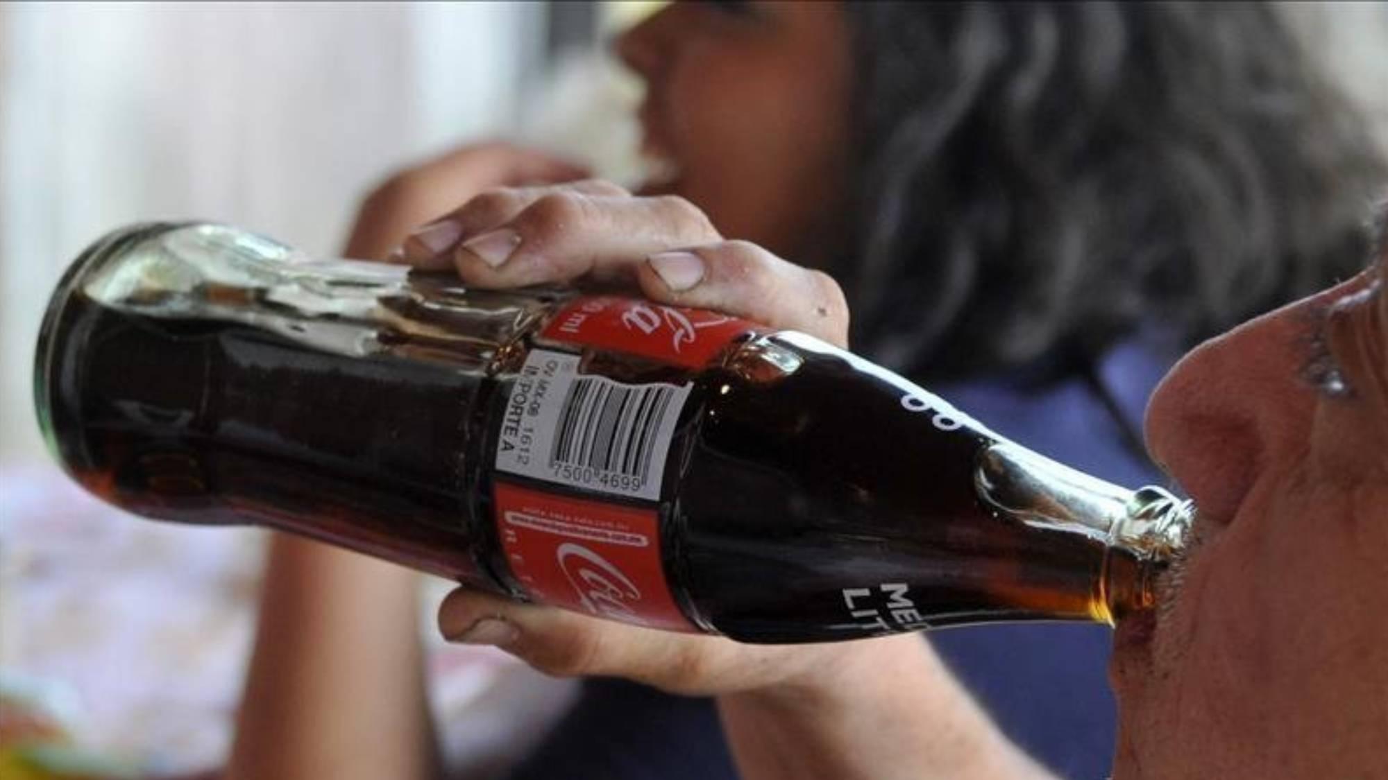 El hombre murió tras tomarse una botella entera de Coca-Cola.