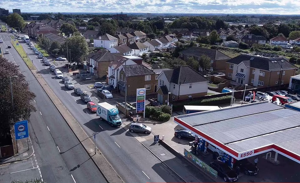 LA FILA DE VEHÍCULOS EN LAS ESTACIONES DE SERVICIO QUE AÚN TIENEN COMBUSTIBLES ES INTERMINABLE.