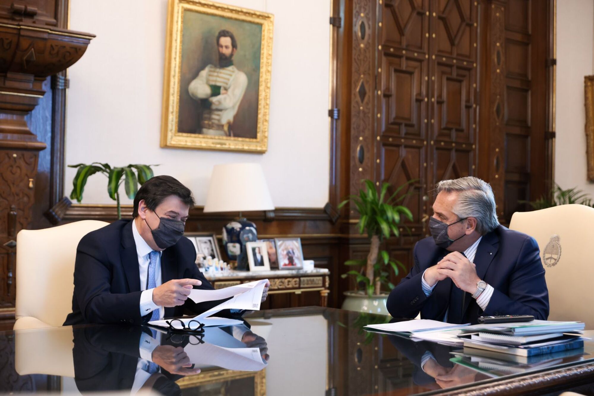 El Presidente y el ministro Moroni, revisando los anuncios por Ganancias.