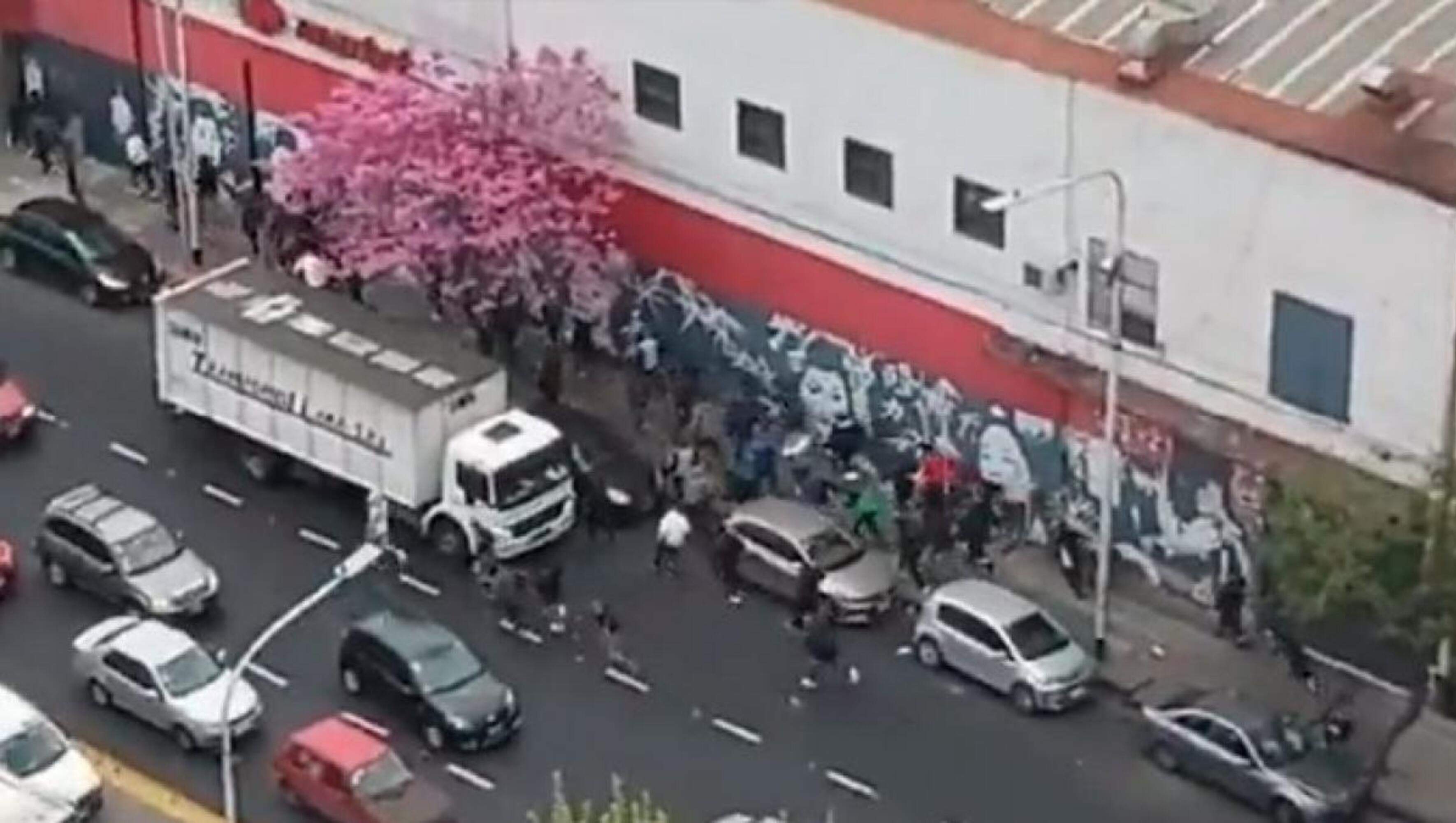 Los barrabravas de Independiente se cruzaron en Avellaneda y en el barrio porteño de Barracas. (Captura video)