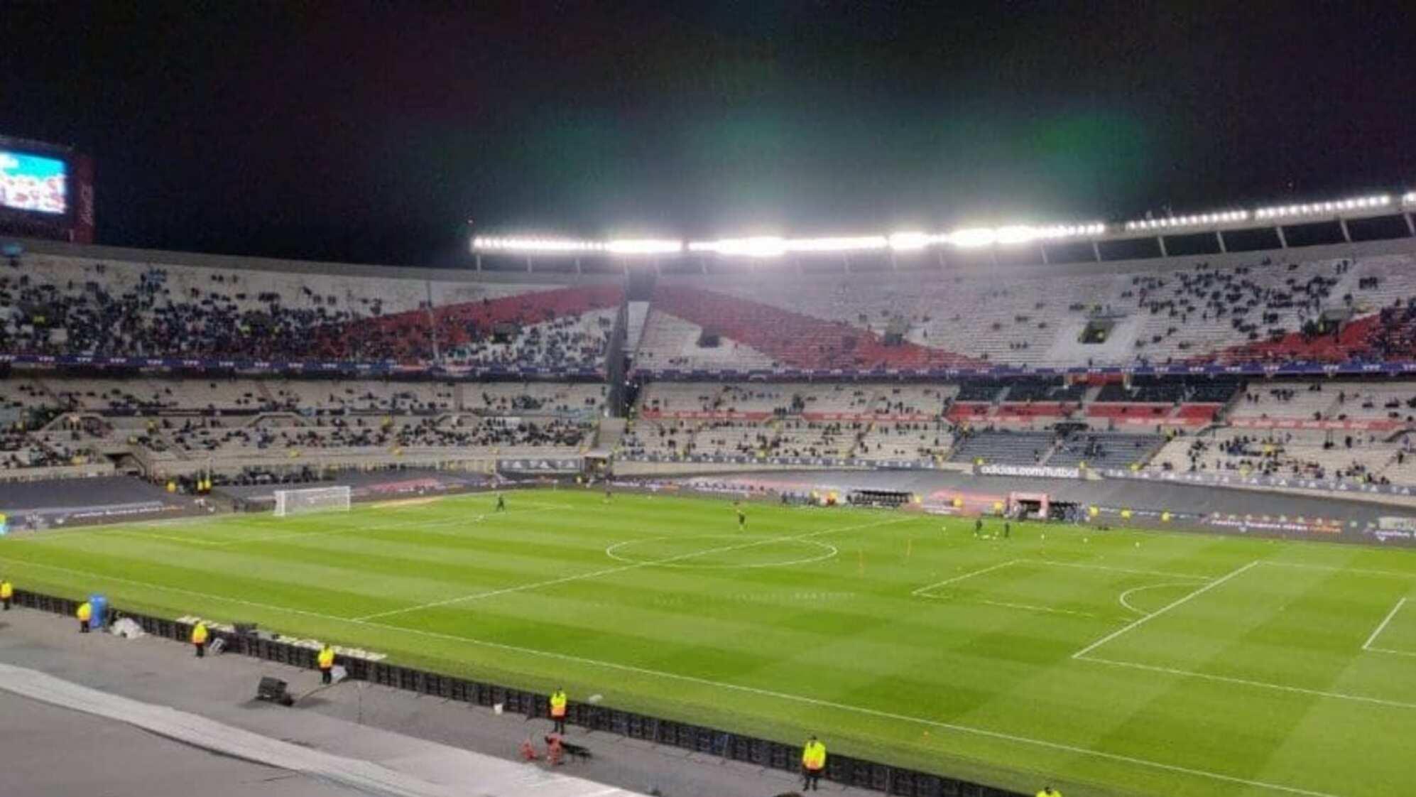 El regreso del público a los estadios en el fútbol local coincide con el Superclásico del domingo próximo entre River y Boca.