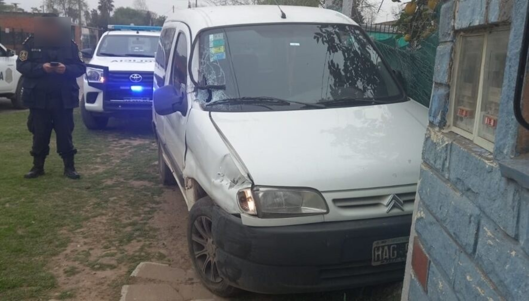 La camioneta robada finalizó incrustada en una pared.