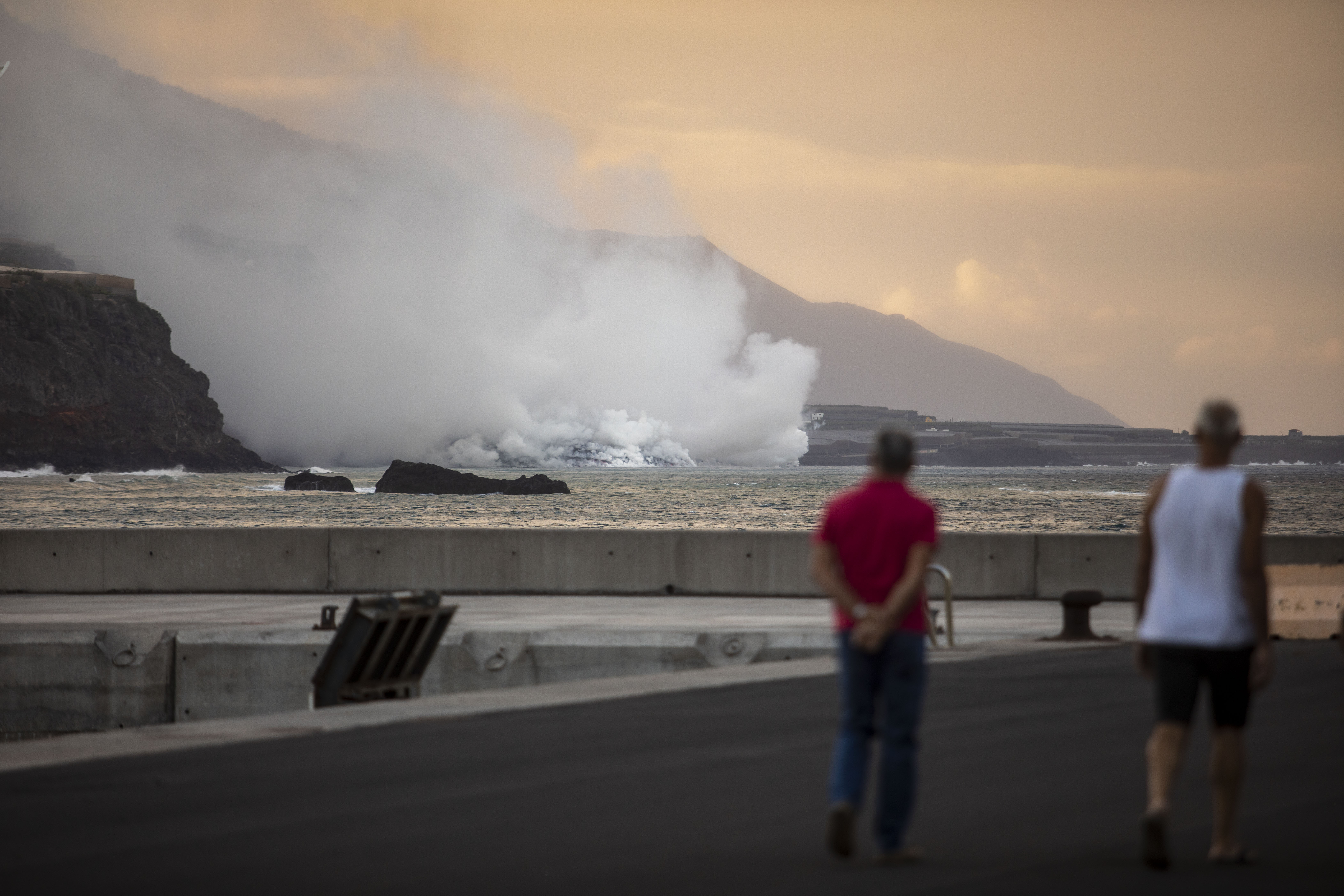 La lava emanada por el Cumbre Vieja llegó al mar y generó una columna tóxica.