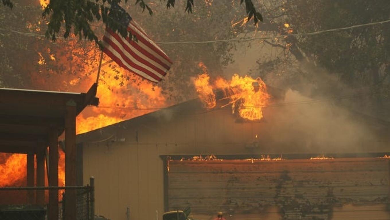 Impactante incendio en Estados Unidos (Redding.com).