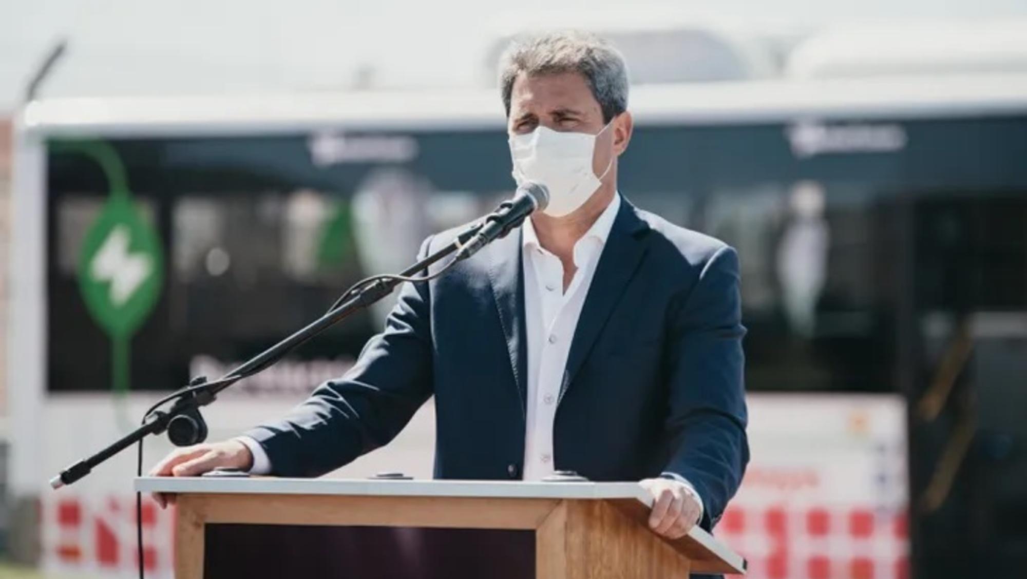 Sergio Uñac, gobernador de San Juan, durante la presentación de los nuevos colectivos.