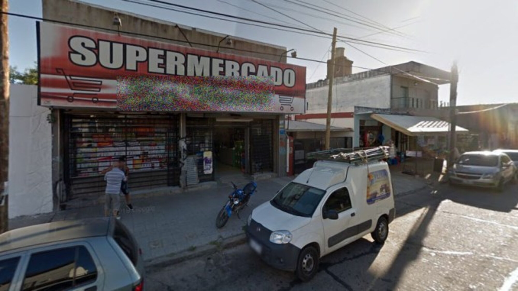 Los delincuentes armados se llevaron la recaudación del supermercado.