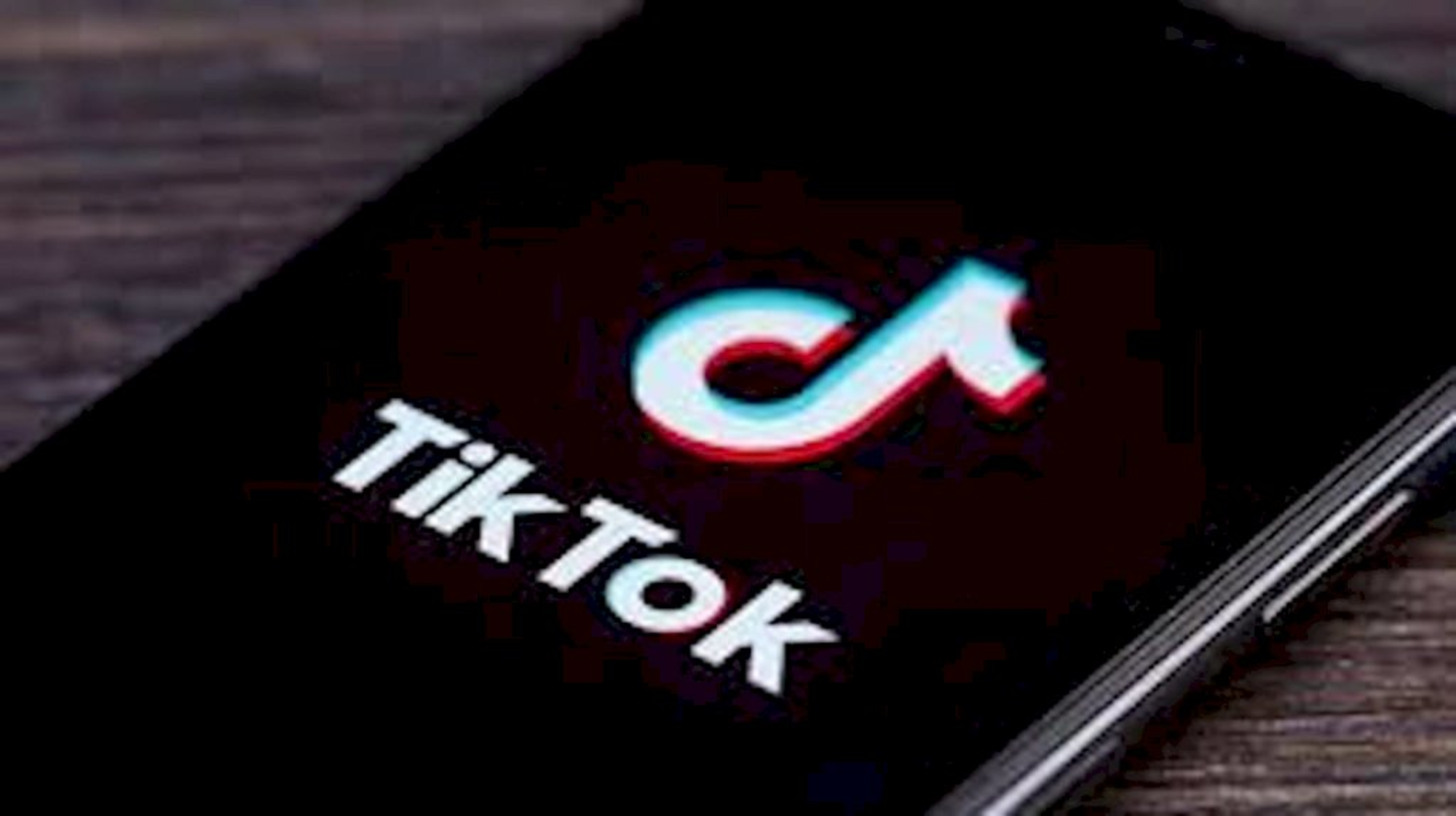 Dos nenas estaban solas a la madrugada cumpliendo un desafío de Tik  Tok