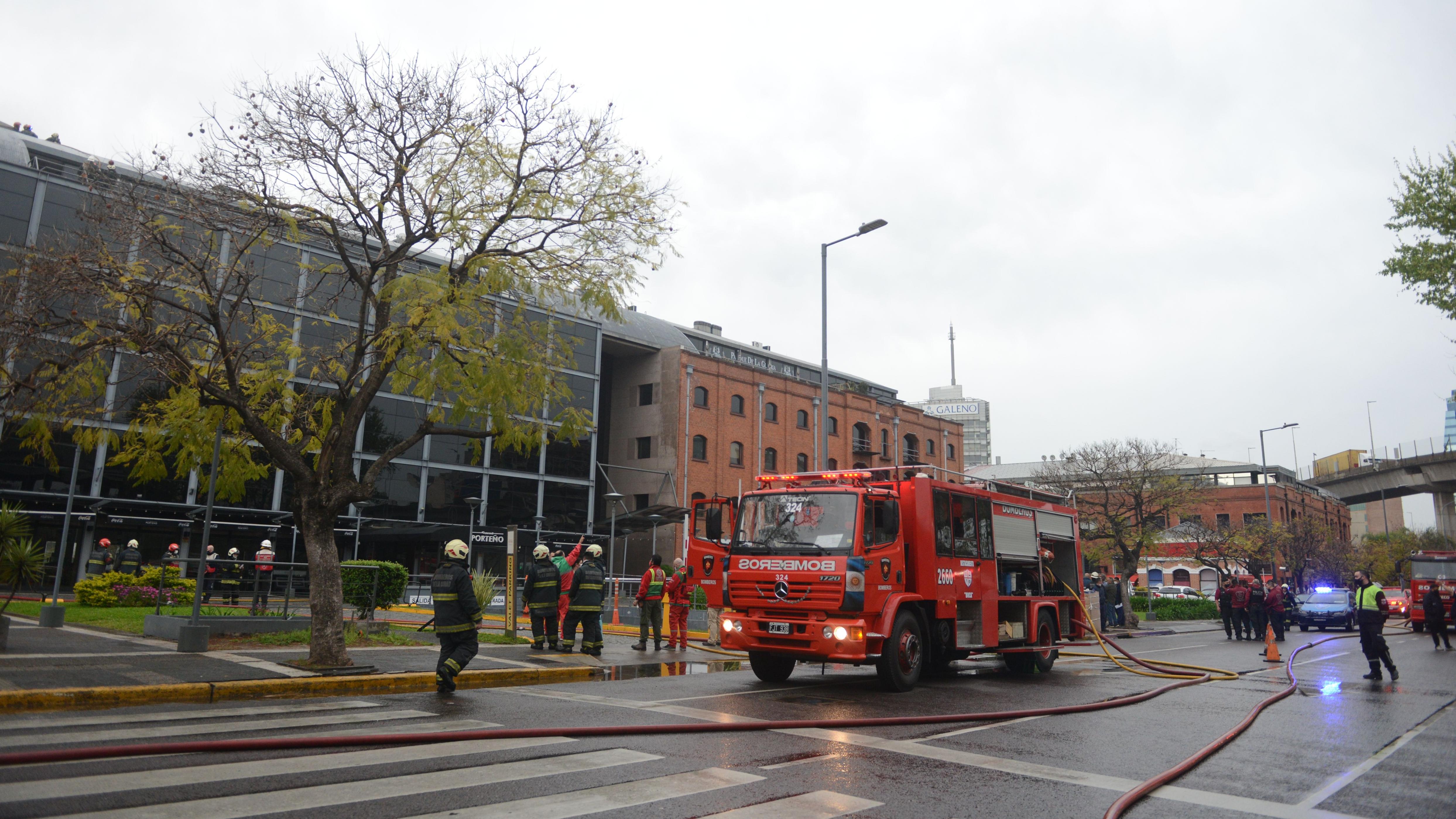 El local incendiado es Gourmet Porteño, ubicado en Alicia Moreau de Justo al 1900, Puerto Madero (Hernán Nersesian/Crónica).