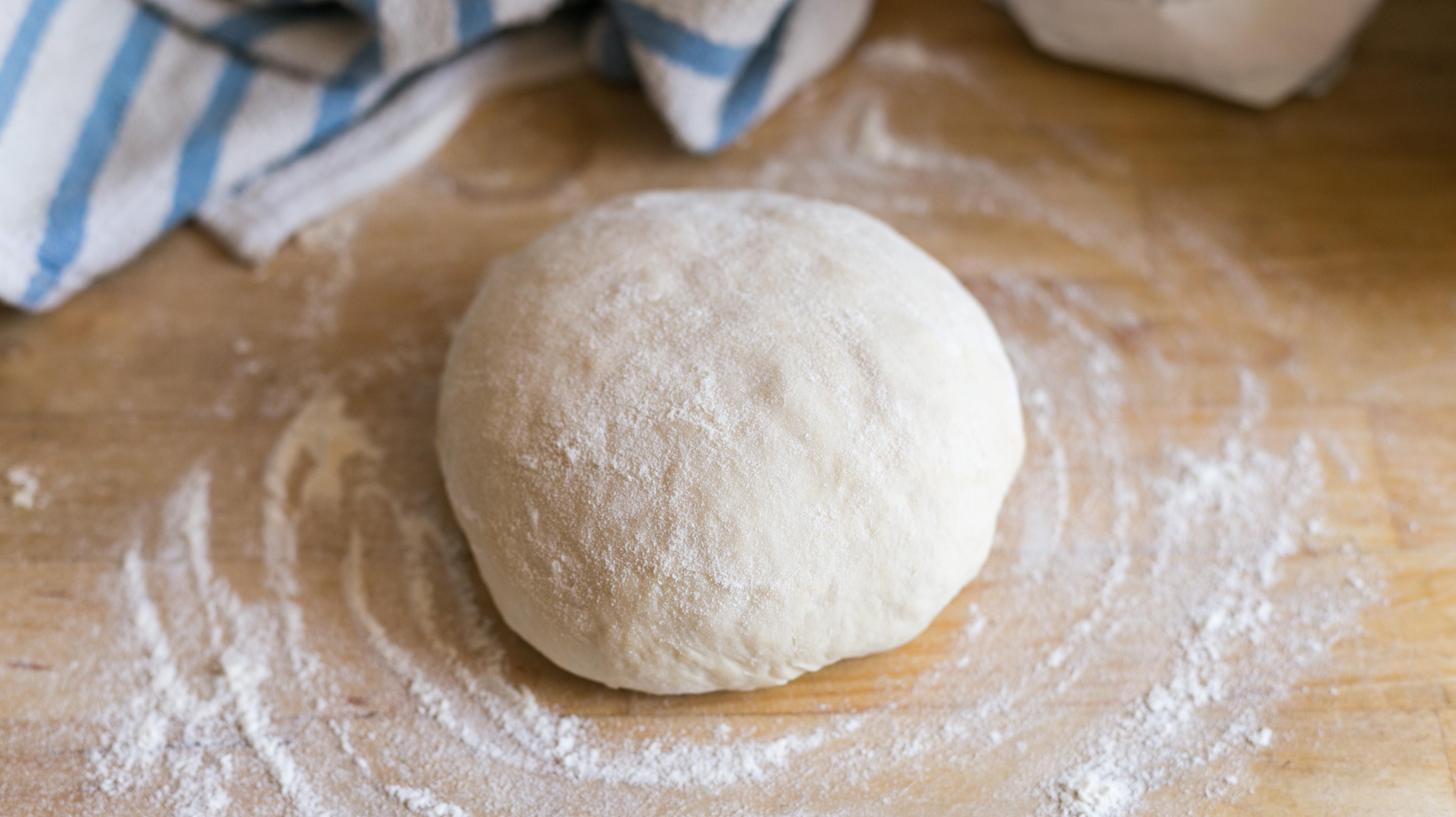 La masa casera para la pizza es fácil y rápida de hacer. 