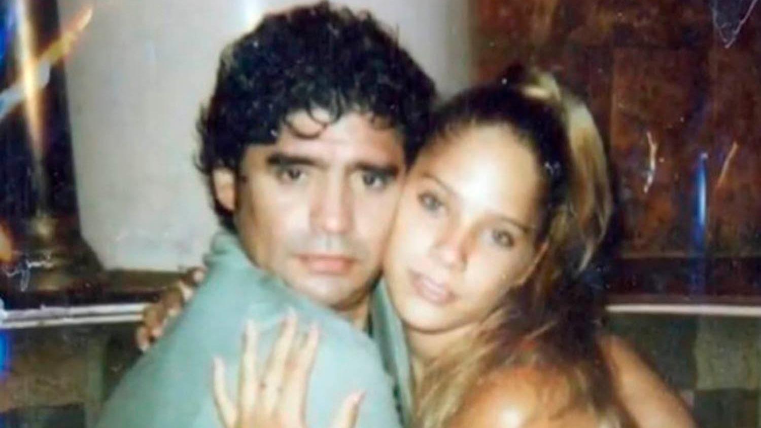 Diego Maradona junto a Mavys Álvarez, su novia cubana menor de edad.