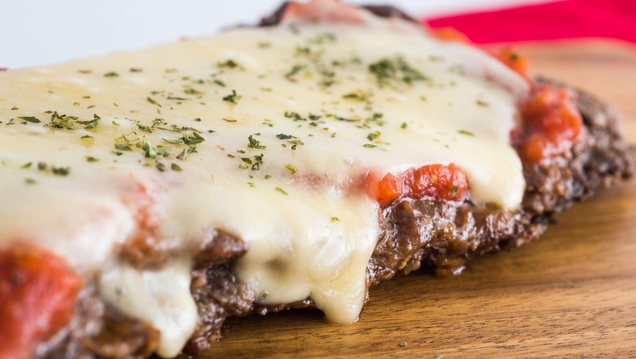 La tapa de asado a la pizza es una opción irresistible para disfrutar este corte de carne. 