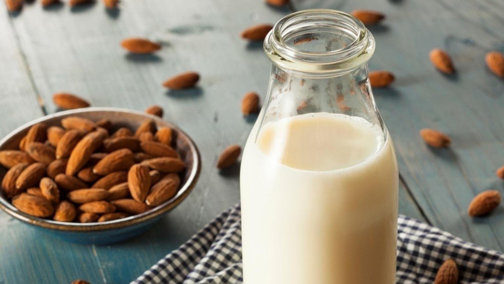 Lista en 10 minutos, la leche de almendras es recomendada por su alto valor nutritivo.