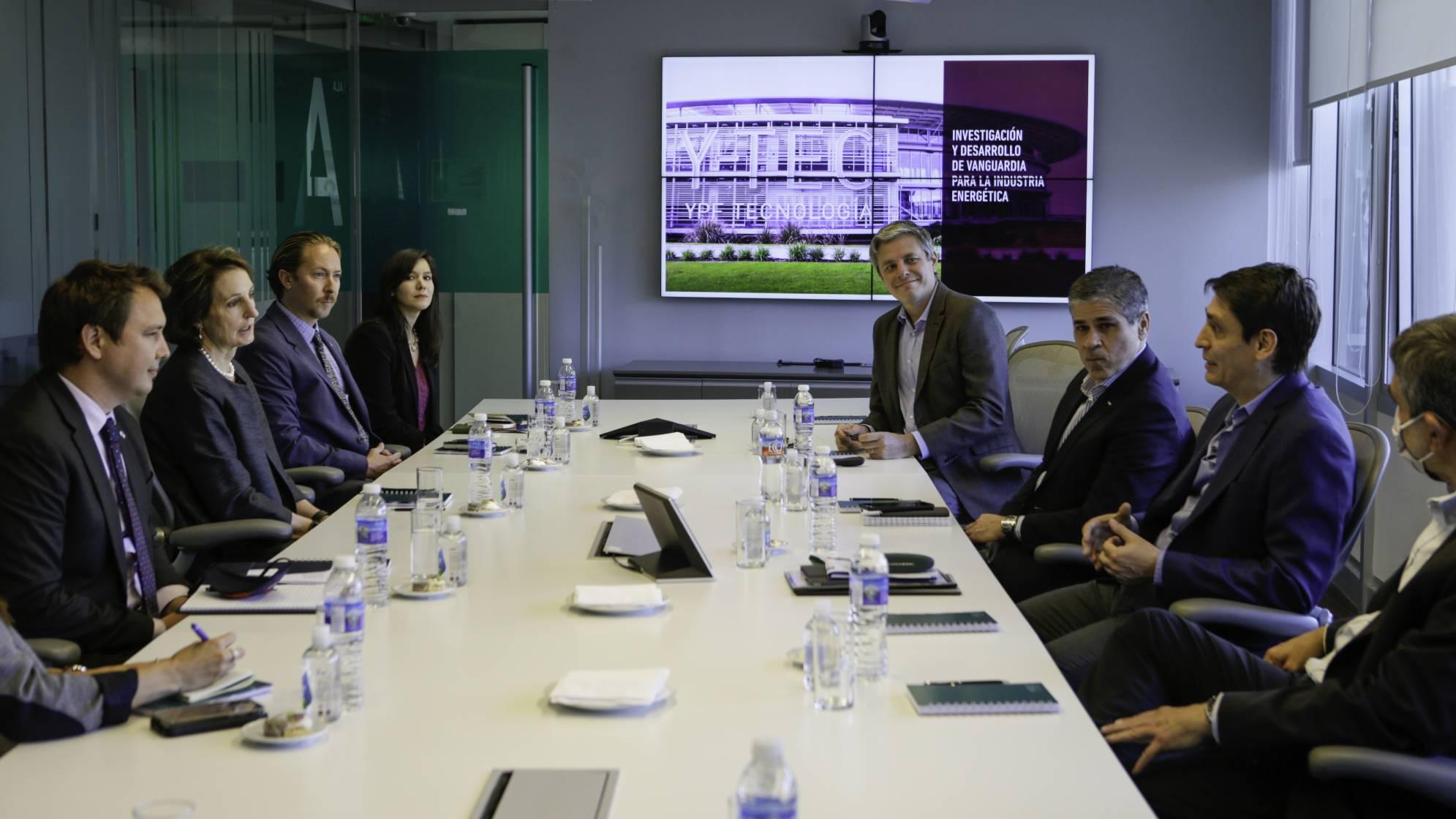 Reunión de YPF con miembros de la Embajada de Estados Unidos.