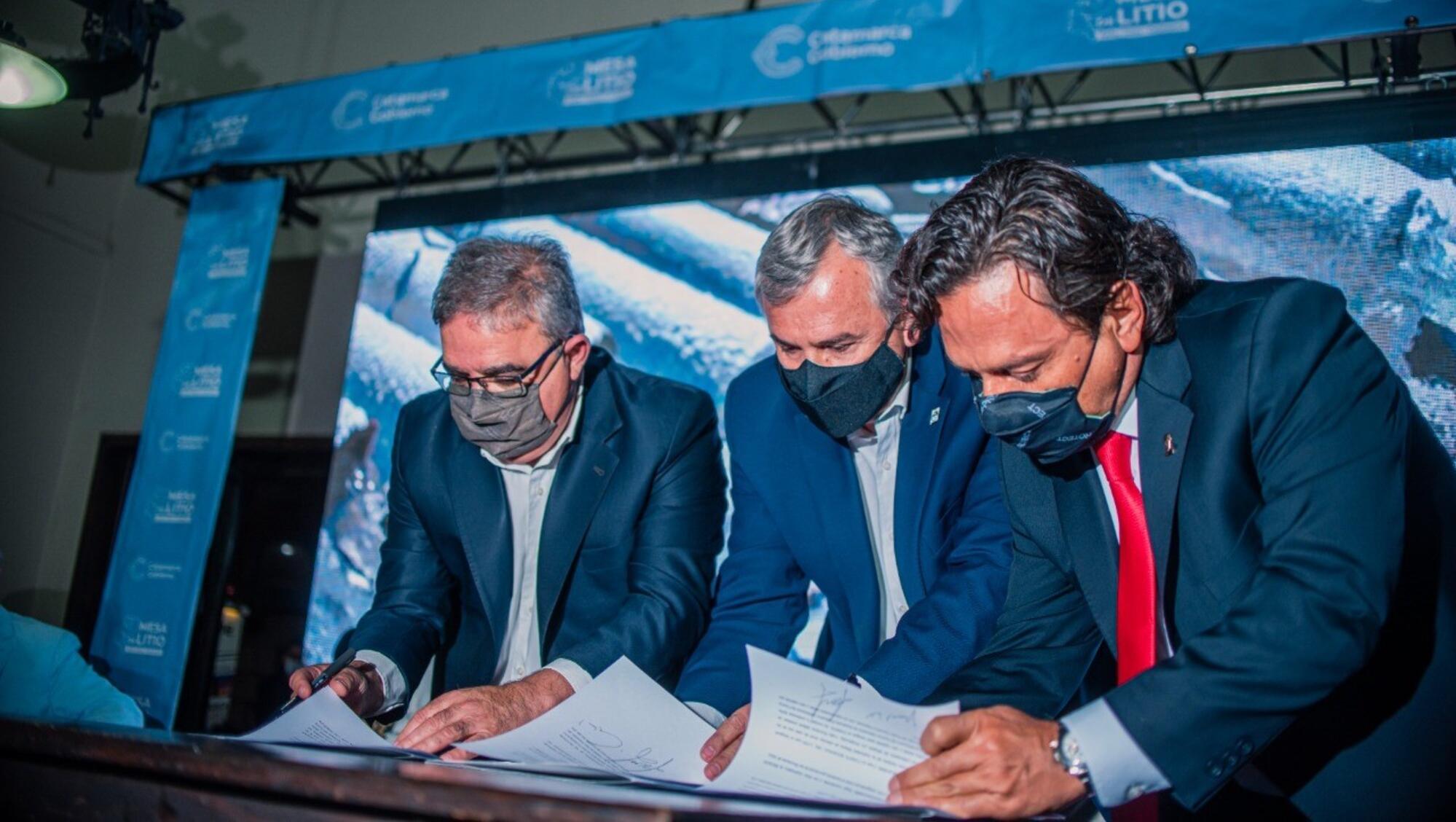 El momento en el que los mandatarios Raúl Jalil, Gustavo Sáenz y Gerardo Morales rubrican el documento.