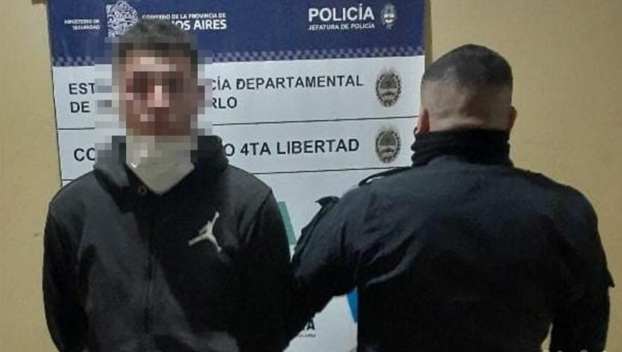 Este es el individuo que fue apresado por los efectivos policiales.