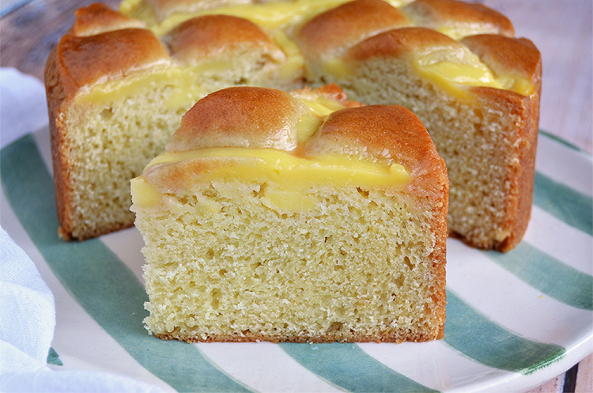 Torta matera de vainilla y crema pastelera para merendar con amigos y familia. 