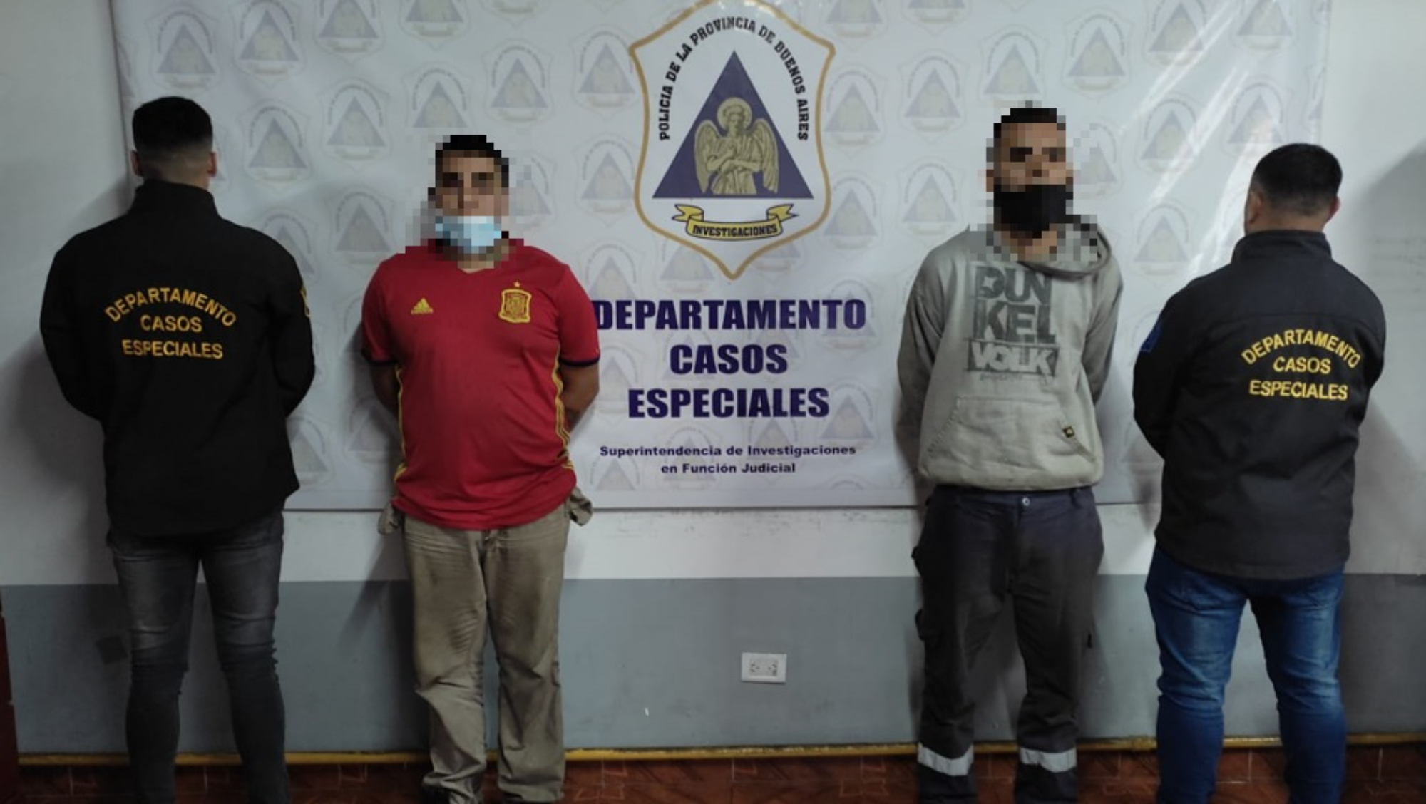 Los dos malvivientes que fueron detenidos por los funcionarios policiales.