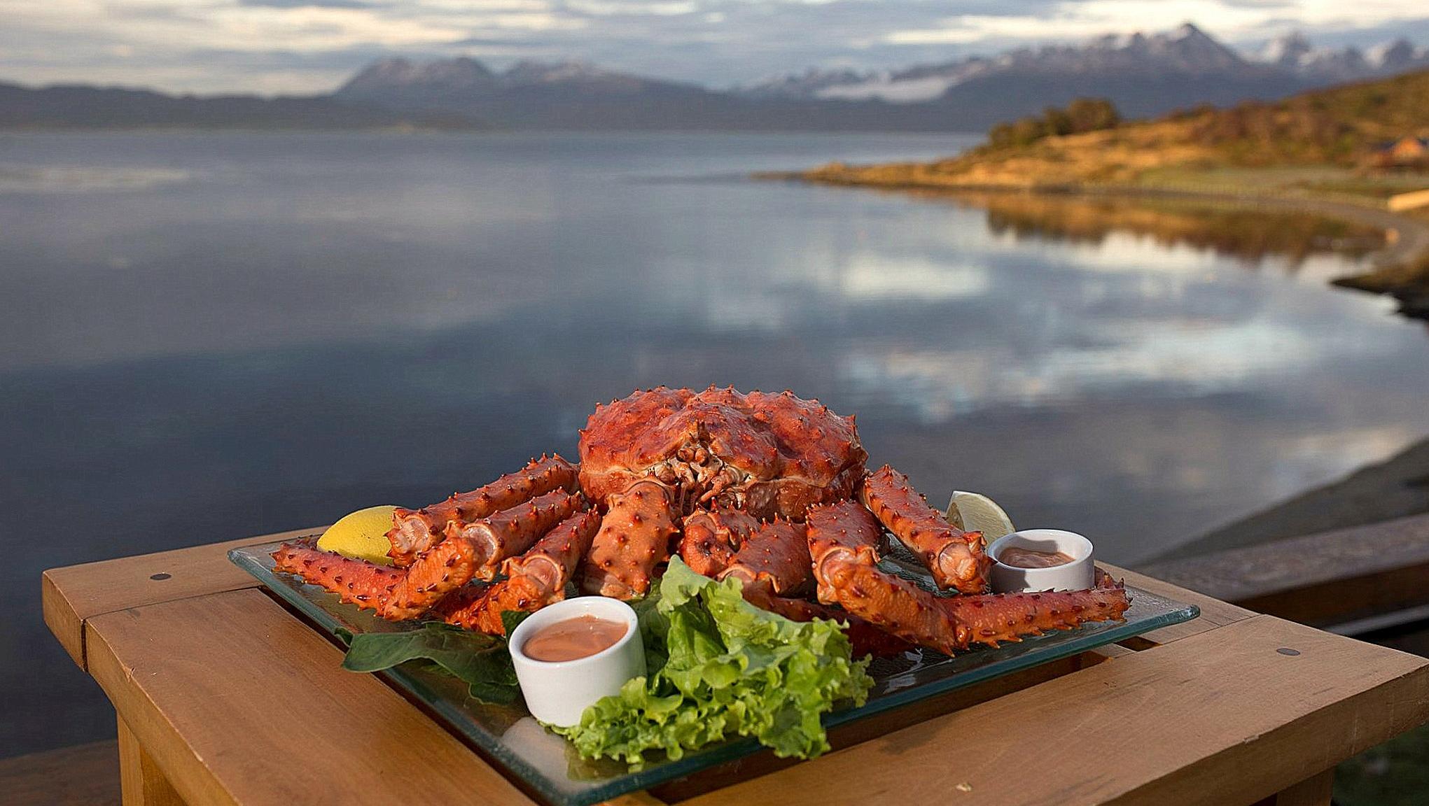 La centolla, la carne de cordero o la merluza negra, tres manjares típicos de Tierra del Fuego.