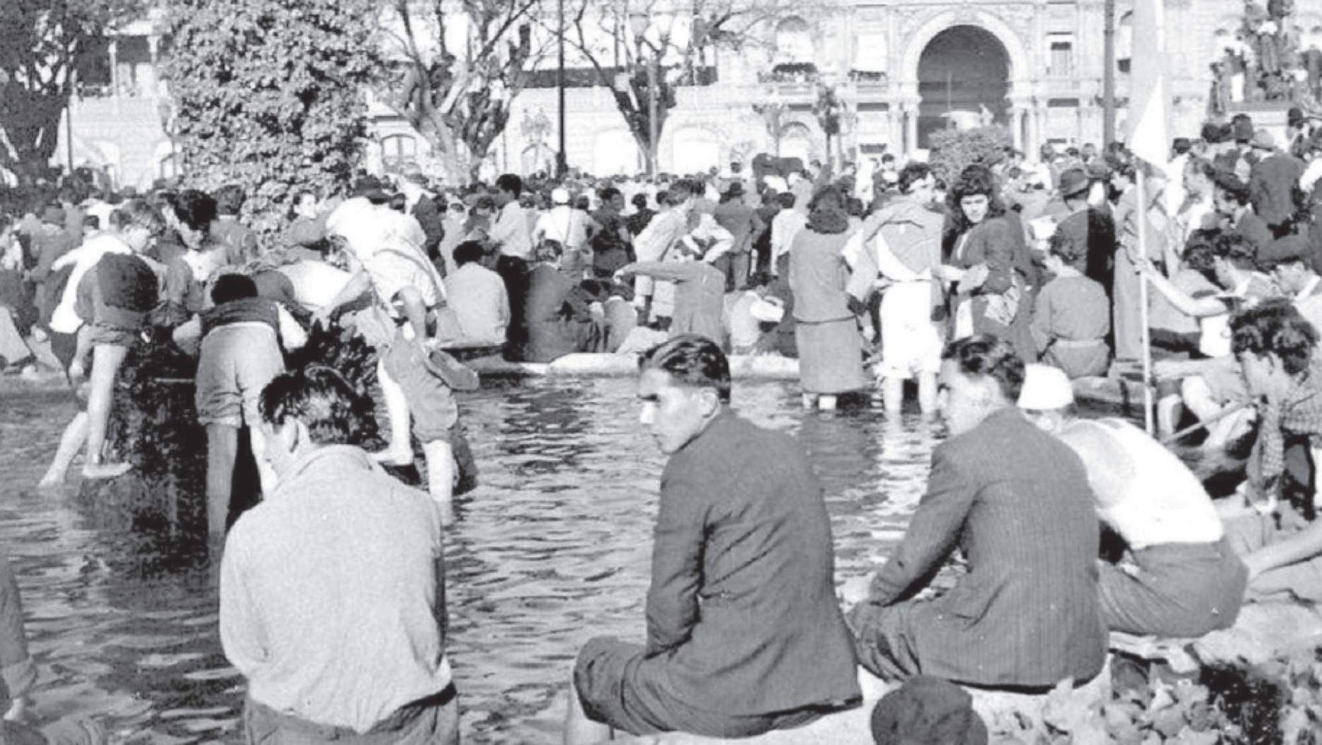 Los trabajadores y trabajadoras se refrescan los pies en la fuente de la Plaza, una postal histórica de aquel día.