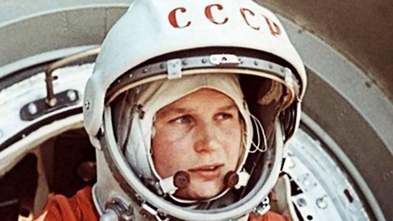 Yuri Gagarin se convirtió en el primer humano en orbitar la Tierra el 2 de abril de 1961.