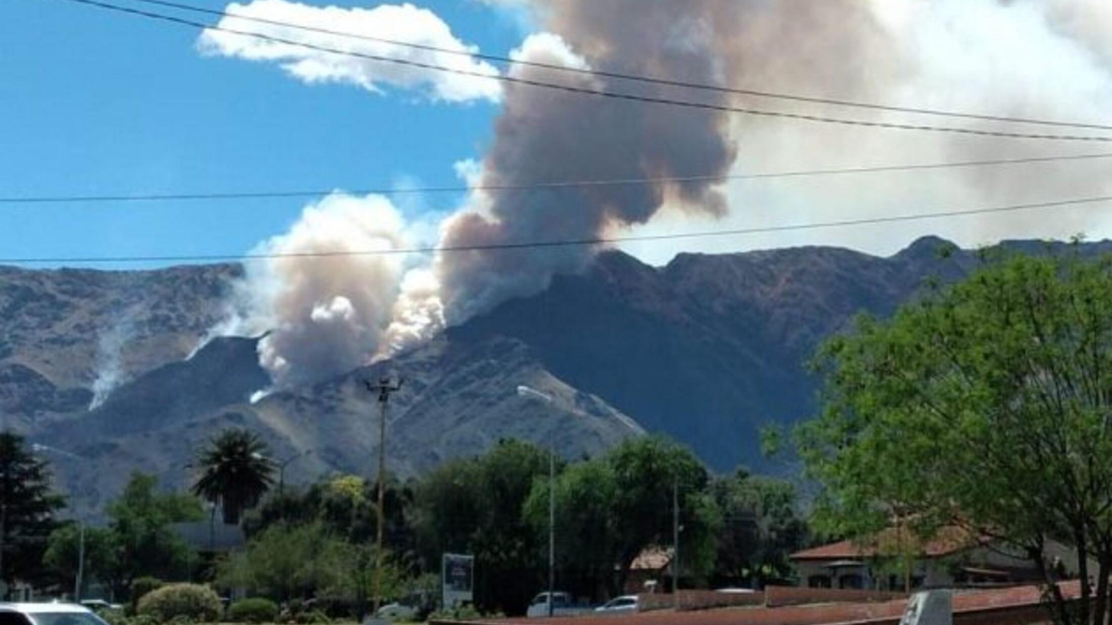 El incendio había sido controlado en la madrugada, pero en las últimas horas se reactivó un frente en la zona de Los Nogales. (Ministerio de Seguridad de San Luis)e