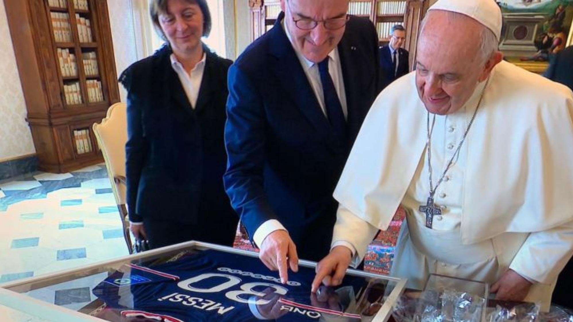 De regreso en París y entrenando con el PSG, Messi le envió un regalo al líder religioso.