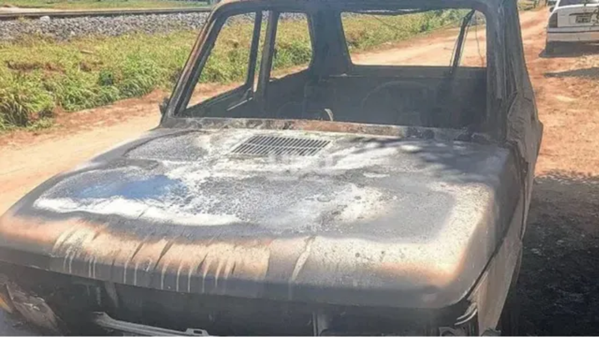 Así quedó el auto que el agresor prendió fuego.