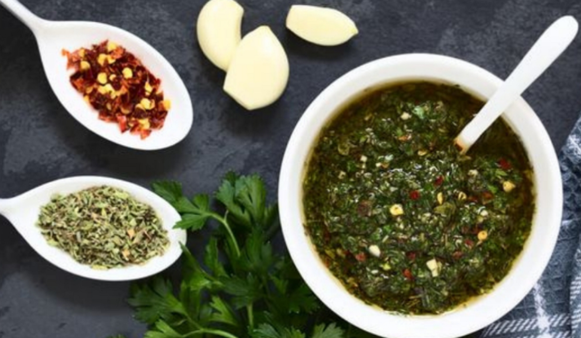 El chimichurri es la salsa más popular que se sirve para bañar las carnes.