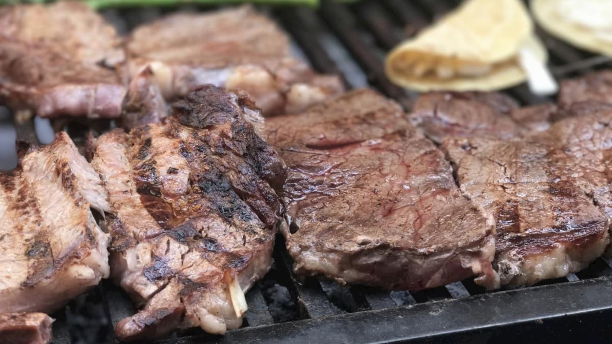 La falda es un corte económico pero sabroso, perfecto para tirar en el asado de domingo.