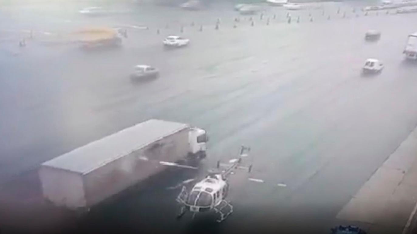 El momento en que el camión embistió el helicóptero sanitario del SAME en la autopista Perito Moreno (Captura de video). 