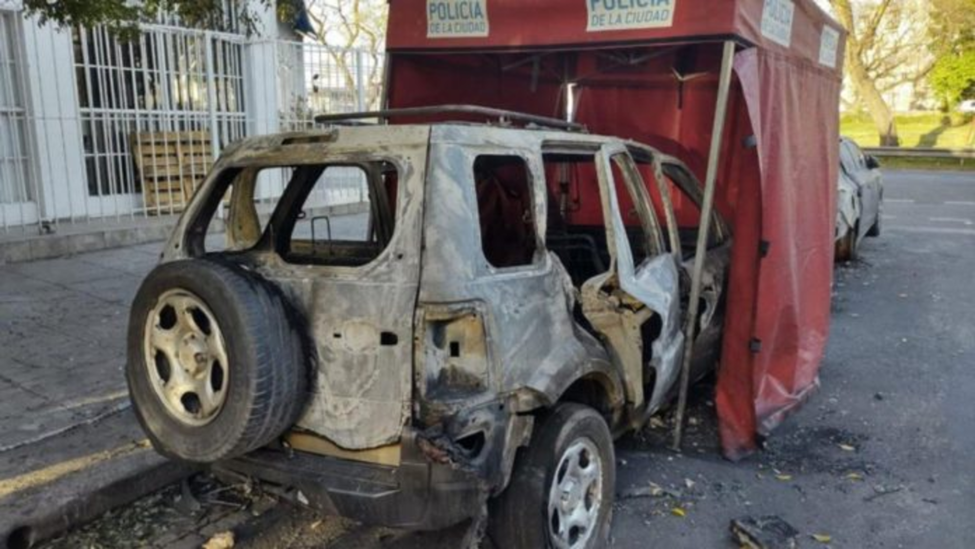 Un albañil fue hallado calcinado en su auto.