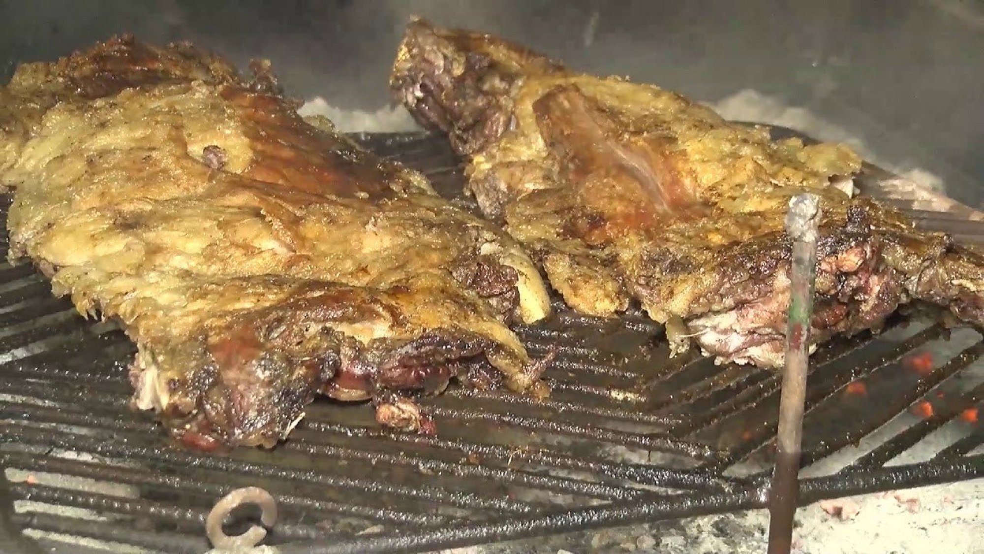 El asado con cuero es una de nuestras mayores tradiciones de herencia criolla.