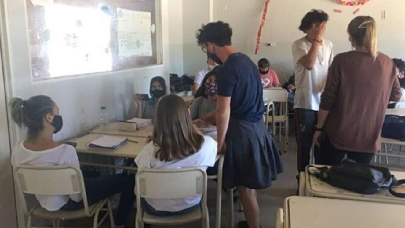 Polémica en Córdoba por el uso de pollera de un alumno (Twitter).