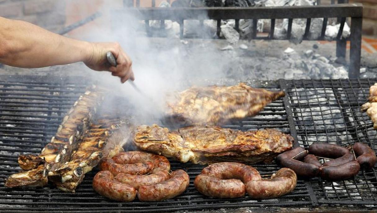 Parrilla argentina: en qué orden debe cocinarse cada corte de asado y las achuras.