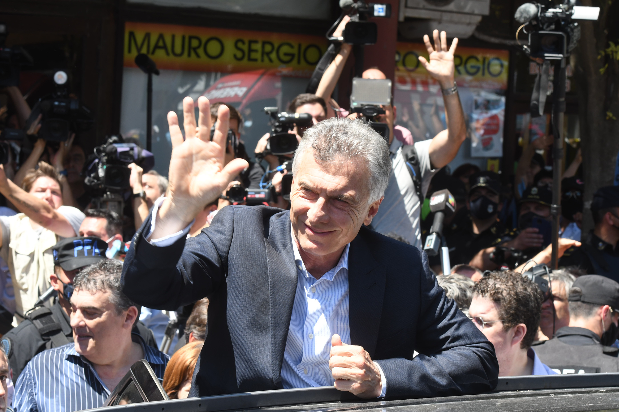 Tras la suspensión de la indagatoria, Macri saludó a los militantes de JxC en la puerta del juzgado de Dolores (TELAM).