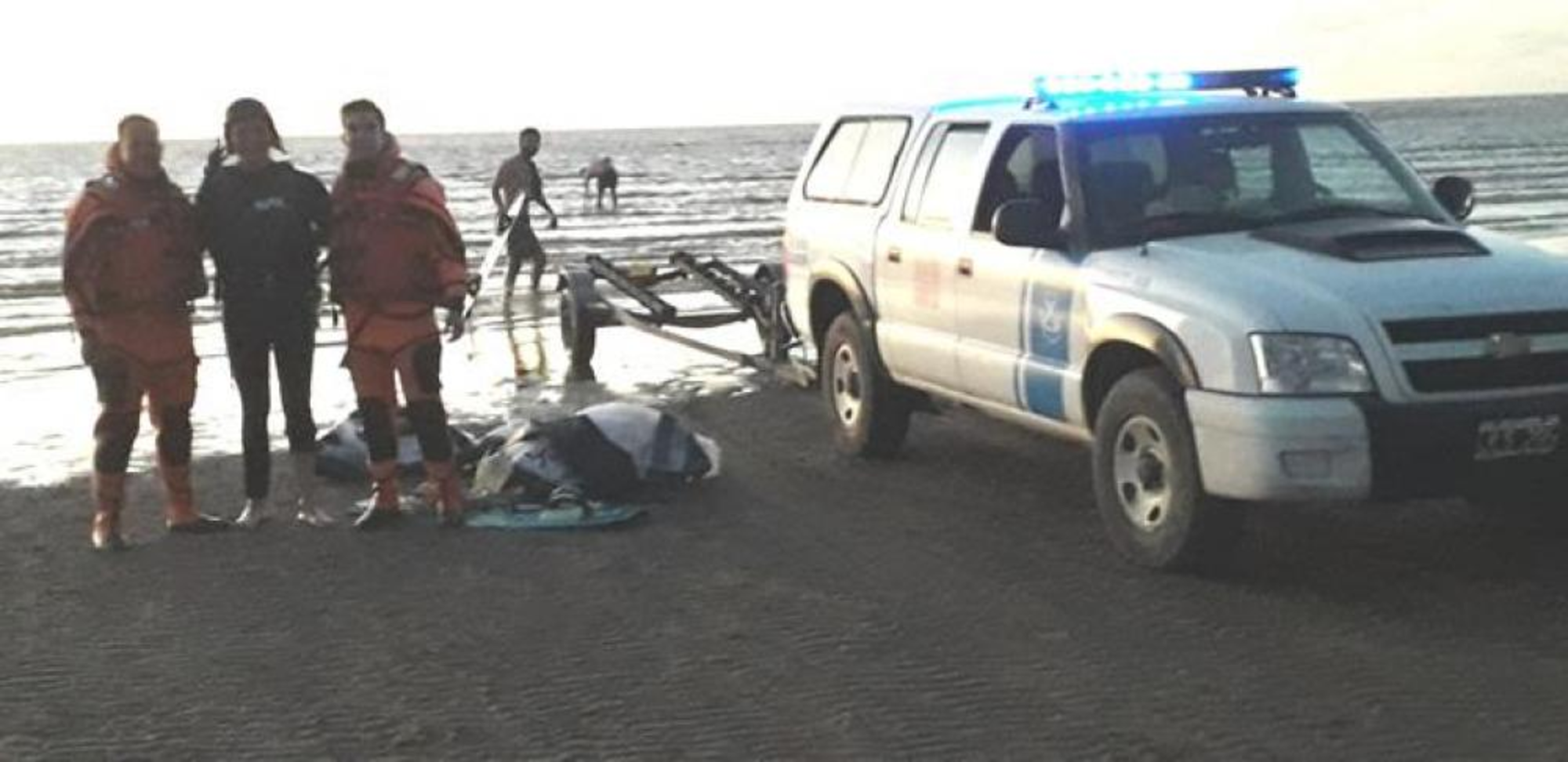 En tierra esperaban para asistir al hombre que había quedado mar adentro.