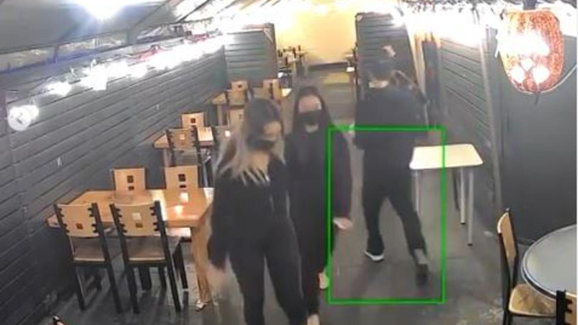 Las cámaras de seguridad del local grabaron el momento en que los jóvenes huyeron a toda velocidad del restaurante.